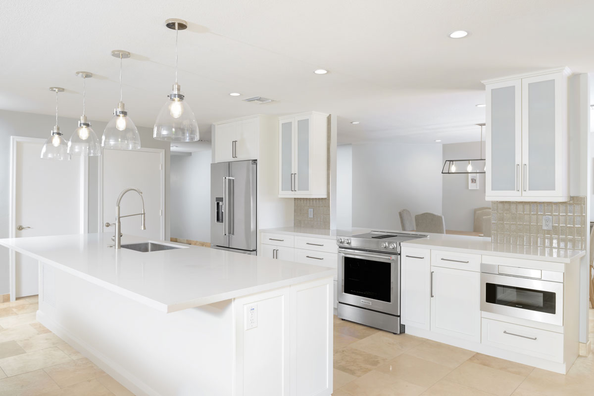 Nagy-Contemporary-white-kitchen-with-mocha-glass-backsplash